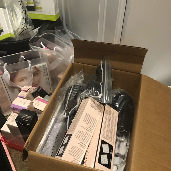 Huge lot of Mary Kay products - Picture 5 of 8